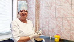 Медсестра чернянской ЦРБ Надежда Травкина трудится на передовой борьбы за здоровье
